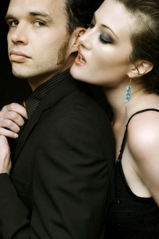 西方人,两个人,商务人士,商务男性,闭眼,竖图,室内,白天,侧面,衬衫,爱情,欧洲,欧洲人,黑色背景,套装,服装,装饰,浪漫,扭头,注视,休闲装,衣服,黑色,观察,看,张嘴,转头,休闲,温暖,温馨,休闲服,恩爱,恋人,摄影,服饰,影棚,观看,华丽,修饰,耳坠,点缀,和睦,察看,盼望,关注,商务装,张大嘴巴,工薪阶层,渴望,衬托,美观,雅致,雅观,渴想,巴望,男人,男性,年轻男性,年轻女性,女人,女性,白种人,情侣,白领,上班族,张开嘴,闭眼睛,闭着眼,闭着眼睛,半身,彩图,影棚拍摄,衬衣,拍摄,伴侣,融洽