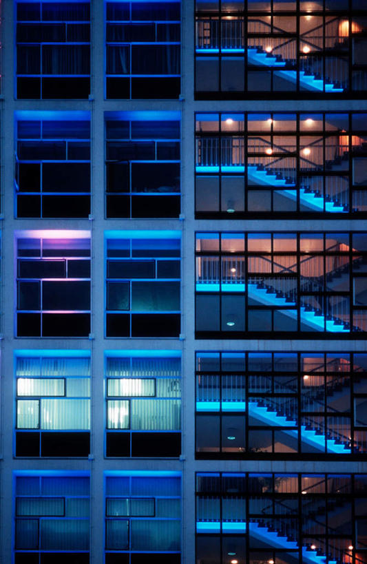 无人,高楼大厦,栏杆,竖图,彩色,室外,夜晚,正面,办公楼,窗户,楼梯,大厦,建筑,摩天大楼,霓虹灯,写字楼,玻璃,扶手,阶梯,灯光,七彩,光源,护栏,霓虹,玻璃窗,台阶,玻璃制品,灯,楼宇,商务楼,照明设备,氖灯,彩图,大楼,高层建筑,高楼,摩天楼