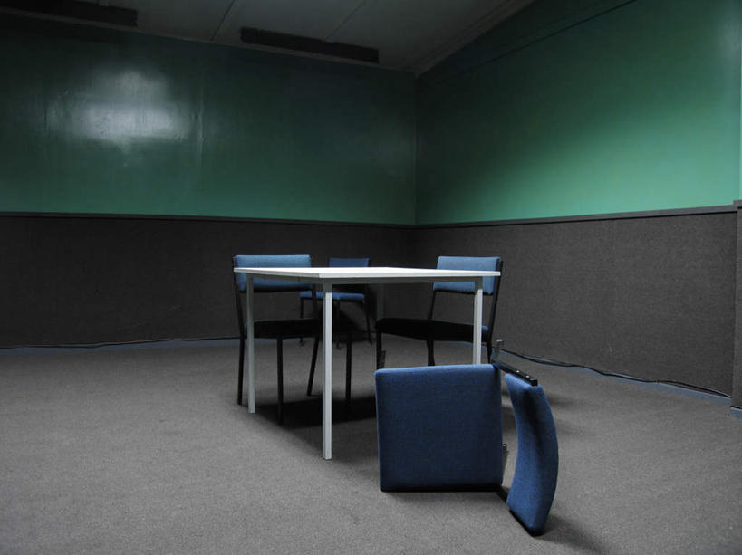 无人,横图,室内,白天,正面,桌子,椅子,阴影,反射,瓷砖,地砖,影子,办公桌,墙,地面,墙壁,墙面,三个,蓝色,会议椅,监狱,办公椅,监禁,束缚,关押,监牢,牢狱,审问,商务椅,培训椅,监管,禁闭,看守,彩图