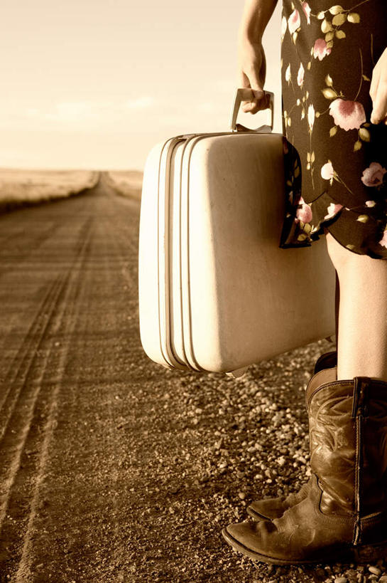 西方人,一个人,站,竖图,全景,室外,白天,正面,裙子,安全,天际线,植物,道路,路,手提箱,欧洲,欧洲人,仅一个年轻女性,仅一个女性,仅一个人,握,阴影,连衣裙,服装,枯萎,光线,影子,小路,枯草,交通,拿,拎,拿着,休闲装,草,衣服,黄色,天空,阳光,抹胸,箱子,天,站着,休闲,休闲服,握着,服饰,期待,等待,保护,等候,保险,私密,密码箱,抹胸裙,守候,年轻女性,女人,女性,白种人,站立,半身,彩图,拎着