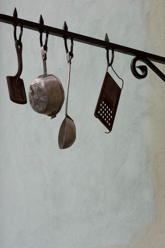 无人,竖图,全景,室外,白天,仰视,天际线,金属制品,一排,吊挂,悬挂,整齐,金属,勺子,挂,架子,排列,天空,容器,调羹,汤匙,天,钢筋,队列,擦菜板,舀子,水瓢,彩图,低角度拍摄