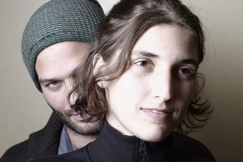 西方人,胡须,两个人,夫妻,笑,微笑,露齿笑,横图,室内,白天,正面,爱情,帽子,欧洲,欧洲人,阴影,灰色背景,服装,反射,影子,浪漫,注视,休闲装,衣服,黑色,观察,看,休闲,休闲服,恩爱,恋人,摄影,服饰,影棚,观看,察看,关注,无边帽,男人,男性,年轻男性,年轻女性,女人,女性,白种人,胡子,络腮胡,夫妇,情侣,半身,彩图,影棚拍摄,拍摄,伴侣