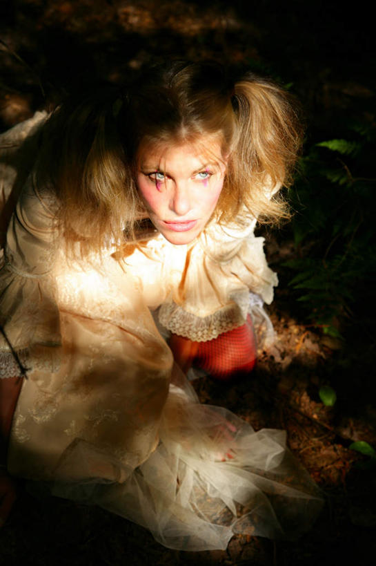 西方人,一个人,竖图,俯视,室内,白天,裙子,欧洲,欧洲人,仅一个女性,仅一个人,阴影,连衣裙,服装,反射,影子,注视,休闲装,文化,衣服,白色,观察,看,趴着,仅一个中年女性,休闲,休闲服,服饰,观看,察看,关注,古典文化,女人,女性,中年女性,白种人,趴,抬头,仰头,半身,彩图,高角度拍摄,传统文化