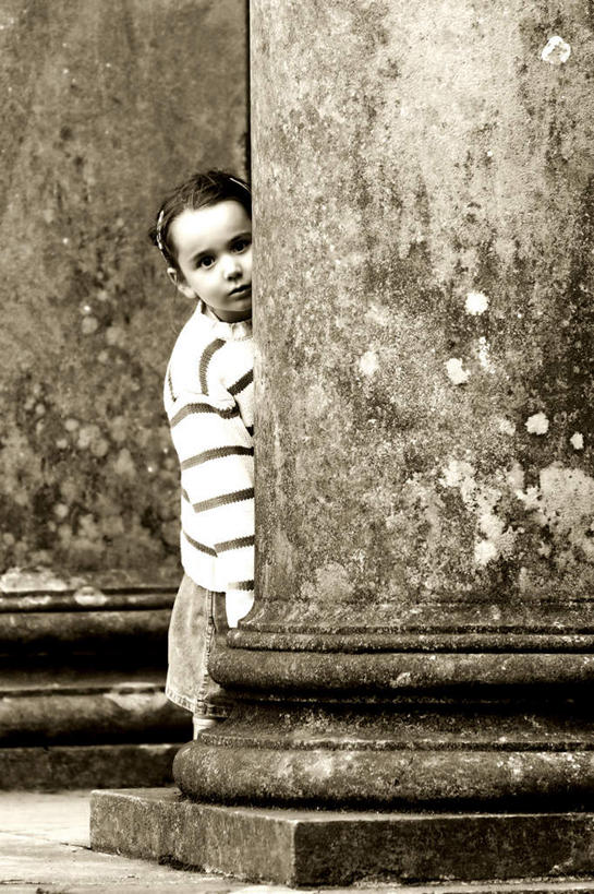 西方人,儿童,一个人,站,竖图,室外,白天,正面,失败,纯洁,欧洲,欧洲人,仅一个女性,仅一个人,阴影,服装,沮丧,光线,影子,柱子,古典,注视,休闲装,石柱,小孩,衣服,阳光,观察,看,站着,仅一个小孩,休闲,难受,休闲服,可爱,童年,童趣,无奈,遮掩,服饰,观看,失望,悲伤,察看,伤心,难过,关注,失落,童真,烂漫,无邪,颓废,遮蔽,挫败,受挫,落败,落空,错过,失足,失意,失策,失算,颓丧,衰颓,悲哀,懊丧,颓靡,气馁,丧气,掩蔽,掩藏,败北,挫折,失利,天真,女孩,女人,女性,白种人,孩子,站立,半身,彩图,女生