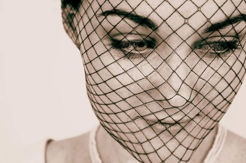 西方人,脸,头,脸颊,一个人,模特,笑,微笑,横图,室外,特写,白天,白色背景,正面,时尚,欧洲,欧洲人,仅一个年轻女性,仅一个女性,仅一个人,服装,网,注视,休闲装,漂亮,衣服,观察,看,休闲,休闲服,遮,遮掩,摄影,服饰,影棚,观看,察看,掩盖,遮挡,关注,时髦,头罩,遮盖,掩饰,时兴,年轻女性,女人,女性,白种人,头部,脸部,脸蛋,面部,模特儿,半身,彩图,影棚拍摄,拍摄