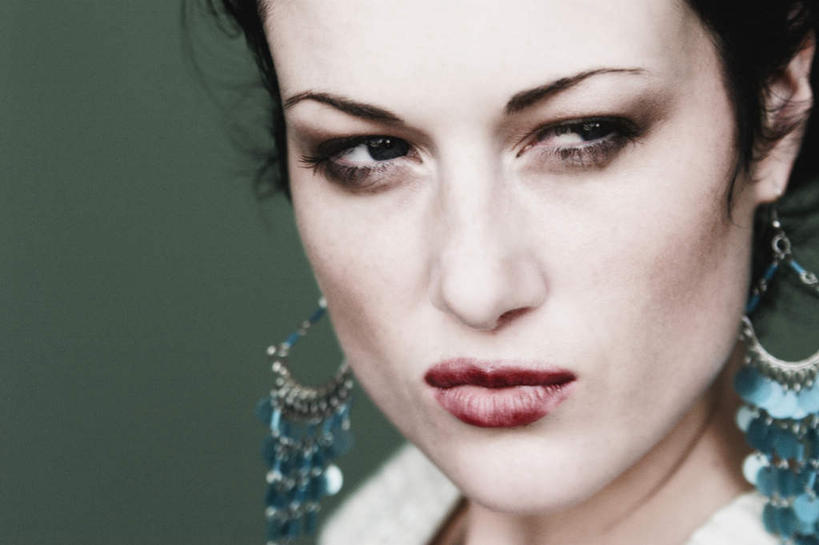 西方人,脸,头,嘴,脸颊,一个人,横图,室内,特写,白天,正面,化妆,美容,欧洲,欧洲人,仅一个年轻女性,仅一个女性,仅一个人,护肤,绿色背景,装饰,注视,唇膏,口红,嘟嘴,观察,看,保养,享受,休闲,撅嘴,放松,保健,摄影,影棚,观看,华丽,修饰,耳坠,点缀,察看,关注,养颜,衬托,美观,雅致,雅观,年轻女性,女人,女性,白种人,头部,脸部,脸蛋,面部,嘴巴,嘴唇,半身,彩图,影棚拍摄,拍摄