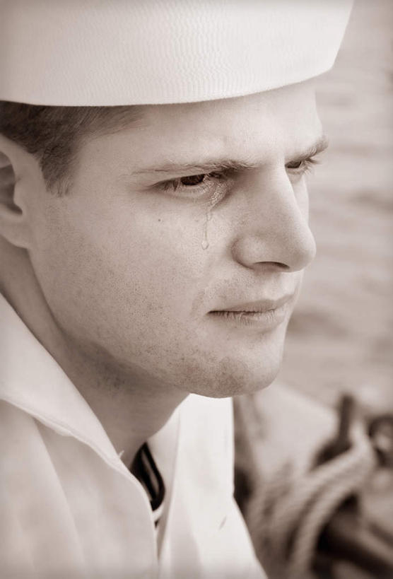 西方人,一个人,坐,哭,竖图,俯视,室外,白天,失败,欧洲,欧洲人,仅一个男性,仅一个人,阴影,服装,沮丧,朦胧,模糊,光线,影子,注视,仅一个年轻男性,衣服,白色,阳光,观察,看,难受,无奈,眼泪,服饰,观看,失望,悲伤,察看,伤心,难过,衣着,穿着,关注,失落,水手服,颓废,挫败,受挫,落败,落空,错过,失足,失意,失策,失算,颓丧,衰颓,悲哀,懊丧,颓靡,气馁,丧气,思念,想念,衣饰,缅怀,惦念,怀想,缅想,败北,挫折,失利,男人,男性,年轻男性,白种人,坐着,半身,彩图,高角度拍摄,哭泣,哭啼,惦记