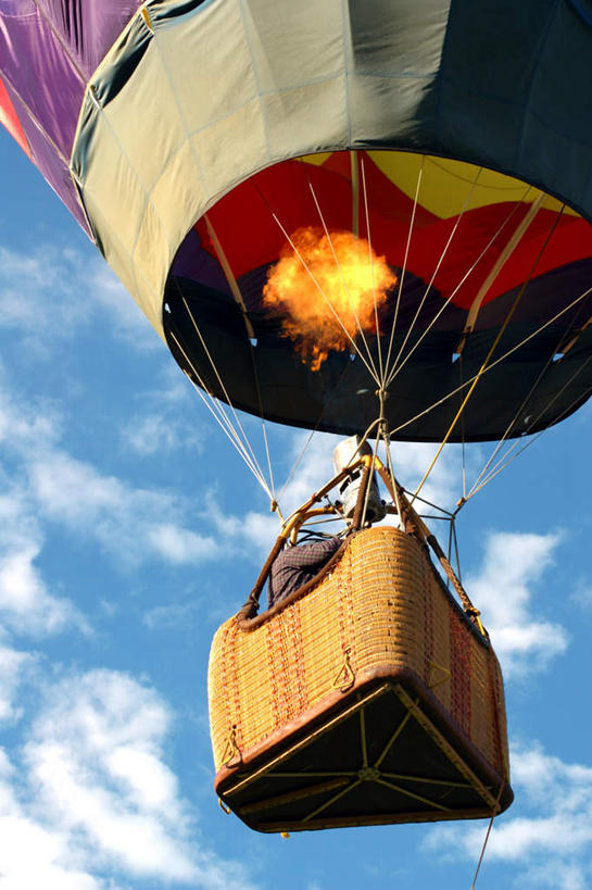 无人,竖图,室外,白天,仰视,热情,火,阴影,飞行,光线,火焰,影子,云,云朵,交通,燃烧,云彩,航空,蓝色,白云,蓝天,天空,阳光,热气球,交通工具,天,驾驶,行驶,运输,晴朗,操纵,控制,载具,操控,把持,晴空,彩图,低角度拍摄