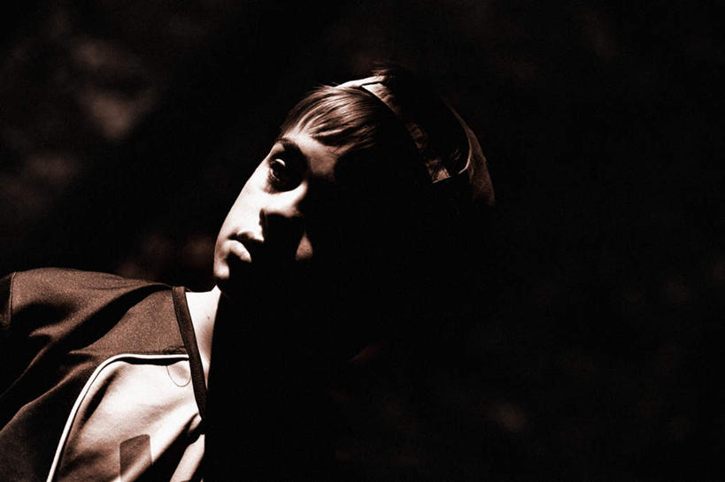 西方人,儿童,一个人,横图,俯视,室外,白天,纯洁,欧洲,欧洲人,仅一个男性,仅一个人,阴影,服装,装饰,反射,影子,注视,休闲装,小孩,衣服,发箍,发饰,饰品,观察,看,仅一个小孩,休闲,休闲服,可爱,童年,童趣,服饰,头箍,观看,华丽,修饰,点缀,察看,关注,发卡,童真,烂漫,无邪,配饰,衬托,美观,雅致,雅观,天真,男孩,男人,男性,白种人,孩子,抬头,仰头,半身,彩图,高角度拍摄,男生