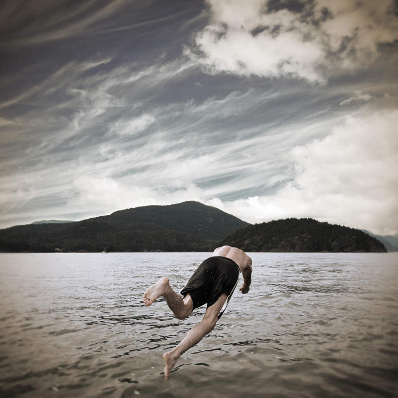 跳水,西方人,一个人,方图,室外,白天,锻炼,运动,海浪,海洋,山,山脉,欧洲,欧洲人,仅一个男性,仅一个人,阴影,光线,影子,浪花,山峰,云,云朵,山峦,云彩,仅一个年轻男性,背面,蓝色,白云,蓝天,天空,阳光,海水,群山,天,晴朗,水上运动,海景,体育,男人,男性,年轻男性,白种人,大海,风浪,海,海水的波动,近岸浪,涌浪,晴空,彩图,全身,健身