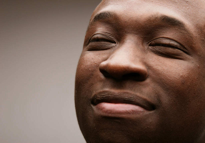 西方人,脸,头,眼睛,鼻子,嘴,耳朵,脸颊,眉毛,睫毛,一个人,站,闭眼,笑,微笑,横图,室内,特写,白天,正面,欧洲,欧洲人,瞳孔,仅一个男性,仅一个人,仅一个中年男性,阴影,反射,影子,站着,眼部,平和,和气,和善,男人,男性,中年男性,白种人,头部,鼻,鼻孔,耳,耳部,睫,口,口腔,脸部,脸蛋,眉,面部,眼,眼睫毛,眼眉,嘴巴,嘴唇,闭眼睛,闭着眼,闭着眼睛,站立,半身,彩图,和蔼,眼眉毛