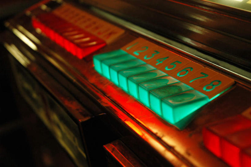 无人,横图,俯视,室内,白天,兴奋,热情,复古,敲打,阴影,新鲜,反射,数字,影子,开放,输入,红色,绿色,打字,健康,温暖,奔放,活力,积极,激情,朝气,青春,点击,敲击,暖色,吉祥,生命,和平,安详,饱满,点唱机,革命,热烈,赤色,充实,斗志,喜气,主动,冷色,按键,彩图,高角度拍摄,欢乐