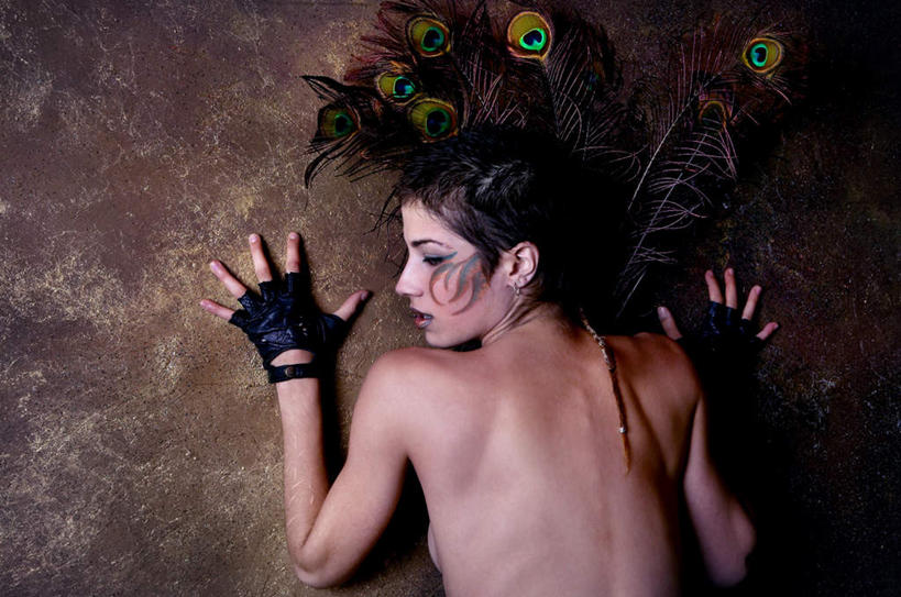 西方人,脸,头,眼睛,鼻子,嘴,耳朵,脸颊,眉毛,睫毛,一个人,站,横图,室内,特写,白天,神秘,羽毛,欧洲,欧洲人,瞳孔,仅一个年轻女性,仅一个女性,仅一个人,轻盈,柔软,装饰,墙,注视,墙壁,墙面,背面,黑色,手套,观察,看,站着,温暖,眼部,观看,保暖,严肃,华丽,点缀,察看,御寒,庄重,关注,孔雀毛,含蓄,轻柔,衬托,美观,雅致,雅观,沉静,中间色,年轻女性,女人,女性,白种人,头部,鼻,鼻孔,耳,耳部,睫,口,口腔,脸部,脸蛋,眉,面部,眼,眼睫毛,眼眉,嘴巴,嘴唇,站立,半身,彩图,眼眉毛