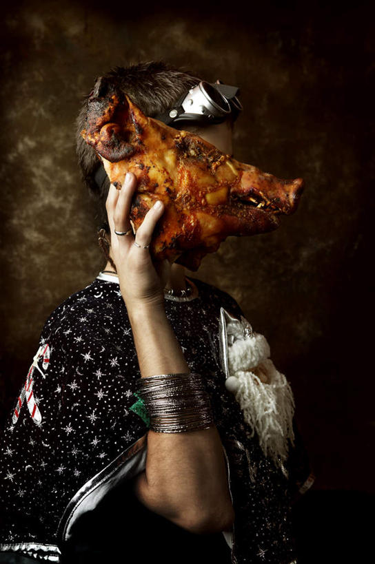 西方人,手,一个人,竖图,室内,白天,侧面,欧洲,欧洲人,仅一个女性,仅一个人,阴影,反射,影子,拿,拿着,食物,仅一个中年女性,手部,猪头,女人,女性,中年女性,白种人,半身,彩图