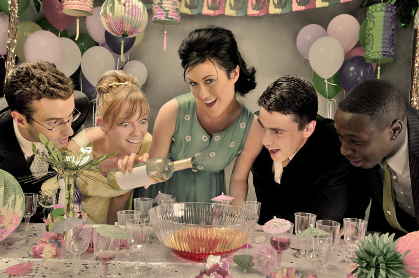 西方人,脸,头,眼睛,鼻子,嘴,耳朵,脸颊,眉毛,睫毛,笑,微笑,露齿笑,横图,室内,夜晚,正面,游戏,餐桌,桌子,杯子,照明,欧洲,欧洲人,瞳孔,五个人,服装,装饰,灯笼,纸灯笼,塑料,陶瓷,陶瓷制品,许多人,玩,注视,休闲装,娱乐,玻璃制品,衣服,瓶子,气球,容器,水杯,塑料制品,灯具,碗,观察,看,一群人,休闲,休闲服,橡胶,眼部,服饰,餐台,观看,活动,储藏,华丽,修饰,照亮,点缀,察看,照明设备,储存,发泄,关注,消遣,智力,拉花,橡胶制品,宣泄,衬托,美观,雅致,雅观,男人,男性,年轻男性,年轻女性,女人,女性,白种人,头部,鼻,鼻孔,耳,耳部,睫,口,口腔,脸部,脸蛋,眉,面部,眼,眼睫毛,眼眉,嘴巴,嘴唇,玻璃杯,玩耍,嬉戏,半身,彩图,贮存,眼眉毛