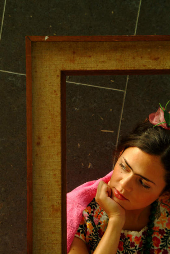 西方人,脸,头,眼睛,鼻子,嘴,脸颊,眉毛,睫毛,手,一个人,竖图,室内,白天,正面,欧洲,欧洲人,瞳孔,仅一个年轻女性,仅一个女性,仅一个人,撑,阴影,服装,反射,木框,影子,托腮,注视,休闲装,衣服,观察,看,托,休闲,手部,休闲服,眼部,服饰,观看,察看,关注,托下巴,年轻女性,女人,女性,白种人,头部,鼻,鼻孔,睫,口,口腔,脸部,脸蛋,眉,面部,眼,眼睫毛,眼眉,嘴巴,嘴唇,半身,彩图,眼眉毛