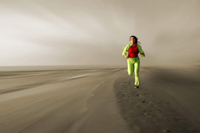 西方人,一个人,跑,横图,室外,白天,正面,锻炼,运动,河流,沙滩,水,欧洲,欧洲人,仅一个年轻女性,仅一个女性,仅一个人,阴影,服装,新鲜,反射,沙子,影子,河岸,河水,河滩,水流,沙地,注视,休闲装,衣服,绿色,观察,看,休闲,休闲服,服饰,观看,青春,察看,生命,关注,和平,安详,冷色,体育,年轻女性,女人,女性,白种人,跑步,彩图,全身,健身