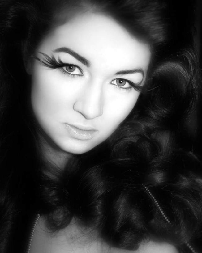 西方人,脸,头,眼睛,脸颊,眉毛,睫毛,一个人,竖图,黑白,室内,特写,白天,白色背景,正面,化妆,欧洲,欧洲人,瞳孔,仅一个年轻女性,仅一个女性,仅一个人,注视,观察,看,假睫毛,眼部,摄影,影棚,观看,察看,关注,年轻女性,女人,女性,白种人,头部,睫,脸部,脸蛋,眉,面部,眼,眼睫毛,眼眉,半身,影棚拍摄,拍摄,眼眉毛