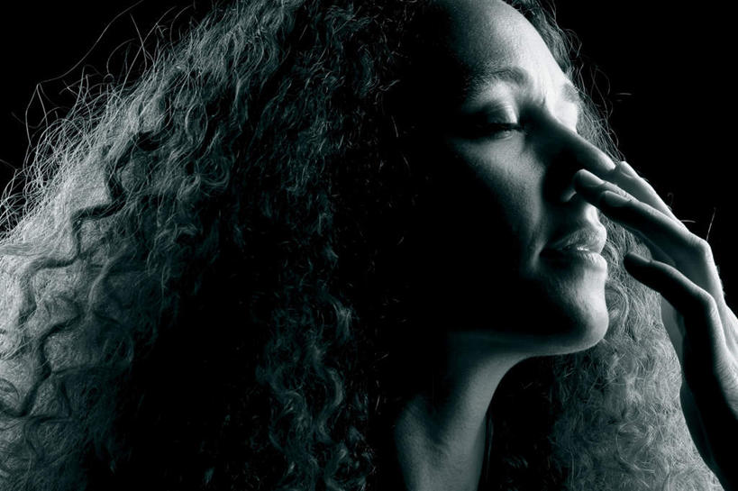 西方人,鼻子,手,头发,一个人,闭眼,摸,横图,室内,特写,白天,侧面,欧洲,欧洲人,仅一个年轻女性,仅一个女性,仅一个人,抚摸,黑色背景,手部,摄影,影棚,单手,年轻女性,女人,女性,白种人,卷发,鼻,闭眼睛,闭着眼,闭着眼睛,触摸,接触,半身,彩图,影棚拍摄,拍摄