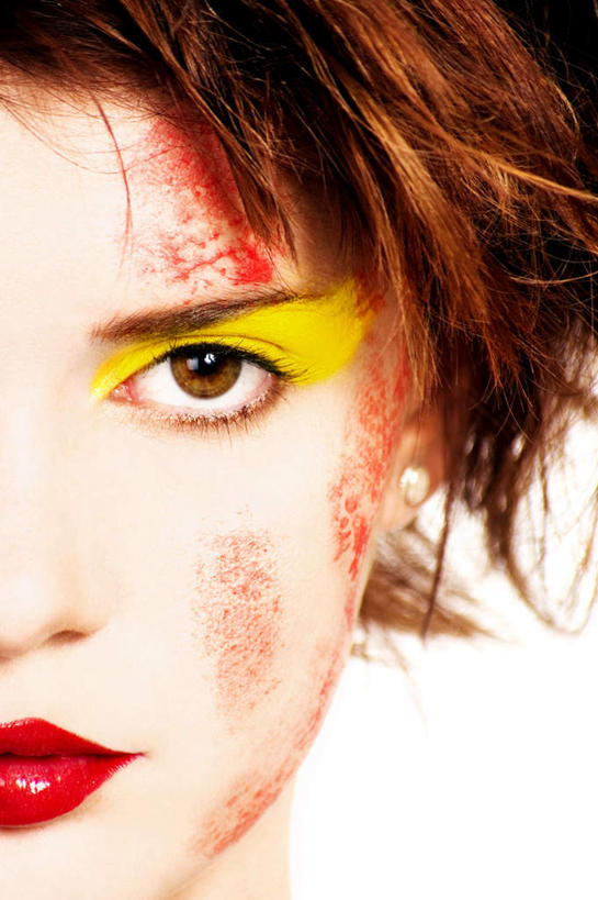 西方人,脸,头,眼睛,嘴,脸颊,眉毛,睫毛,头发,一个人,竖图,室内,特写,白天,白色背景,正面,化妆,欧洲,欧洲人,瞳孔,仅一个年轻女性,仅一个女性,仅一个人,注视,黄色,口红,观察,看,眼影,假睫毛,眼部,摄影,影棚,观看,察看,红唇,关注,年轻女性,女人,女性,白种人,头部,睫,脸部,脸蛋,眉,面部,眼,眼睫毛,眼眉,嘴巴,嘴唇,半身,彩图,影棚拍摄,拍摄,眼眉毛