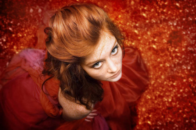 西方人,脸,头,眼睛,脸颊,眉毛,睫毛,头发,一个人,横图,俯视,室外,特写,白天,晚礼服,欧洲,欧洲人,瞳孔,仅一个年轻女性,仅一个女性,仅一个人,一条,注视,黄色,红色,观察,看,眼部,观看,优雅,察看,高贵,关注,尊贵,高尚,文雅,崇高,年轻女性,女人,女性,白种人,头部,睫,脸部,脸蛋,眉,面部,眼,眼睫毛,眼眉,抬头,仰头,半身,彩图,高角度拍摄,晚宴服,舞会服,洋服,洋装,夜礼服,眼眉毛