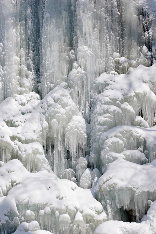 无人,竖图,室外,白天,正面,旅游,度假,美景,山,山脉,雪,大雪,覆盖,积雪,结冰,景观,山峰,雪景,冬季,冬天,冰柱,山峦,娱乐,白色,自然,群山,享受,休闲,景色,放松,寒冷,自然风光,冻结,遮盖,严寒,冰条,笼罩,笼盖,彩图