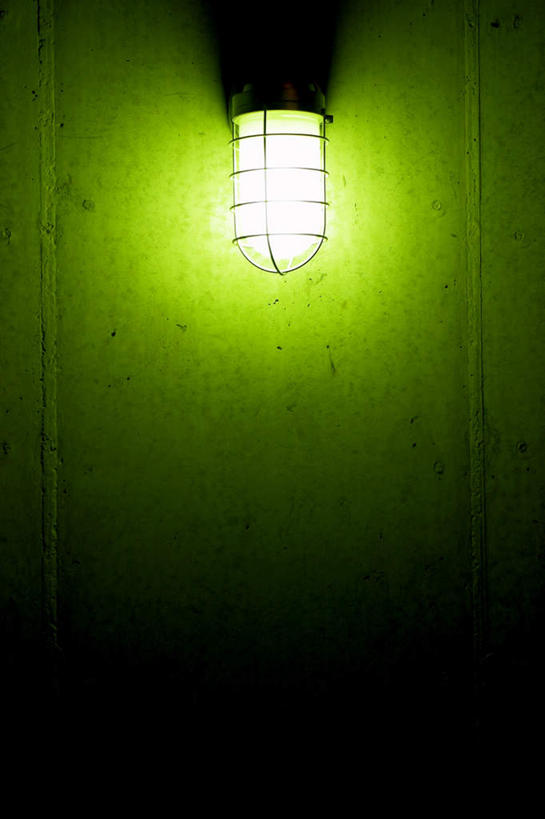 无人,竖图,室内,夜晚,正面,节能,光晕,照明,微小,环保,朦胧,模糊,光线,光泽,灯泡,墙,光芒,墙壁,墙面,灯,节能灯,绿色,灯具,能源,照亮,光辉,低碳,照明工具,荧光灯,毫光,薄弱,彩图,微弱