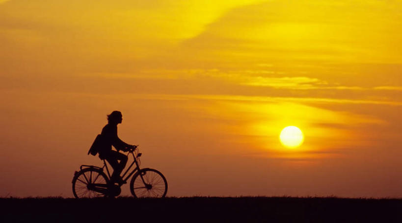 西方人,一个人,横图,室外,白天,侧面,旅游,度假,日出,美景,太阳,自行车,欧洲,欧洲人,仅一个年轻女性,仅一个女性,仅一个人,一辆,光线,光泽,景观,朝霞,晨曦,光芒,黎明,照射,娱乐,车,脚踏车,骑,黄色,阳光,自然,交通工具,驾驶,行驶,享受,休闲,景色,放松,操纵,控制,自然风光,载具,照耀,光辉,操控,把持,毫光,映照,年轻女性,女人,女性,白种人,朝阳,彩图,全身,破晓