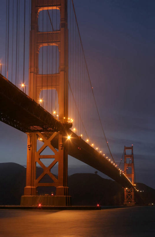 无人,竖图,室外,夜晚,仰视,旅游,度假,美景,大桥,路灯,桥梁,照明,美国,光线,光泽,景观,桥,灯光,光芒,照射,娱乐,拱桥,灯,蓝色,蓝天,天空,自然,天,享受,休闲,景色,放松,悬索桥,照亮,北美,北美洲,照明设备,加利福尼亚,自然风光,美洲,照耀,光辉,金门大桥,加州,加利福尼亚州,金州,黄金州,金门海峡,桁架拱桥,北亚美利加洲,亚美利加洲,毫光,映照,彩图,低角度拍摄