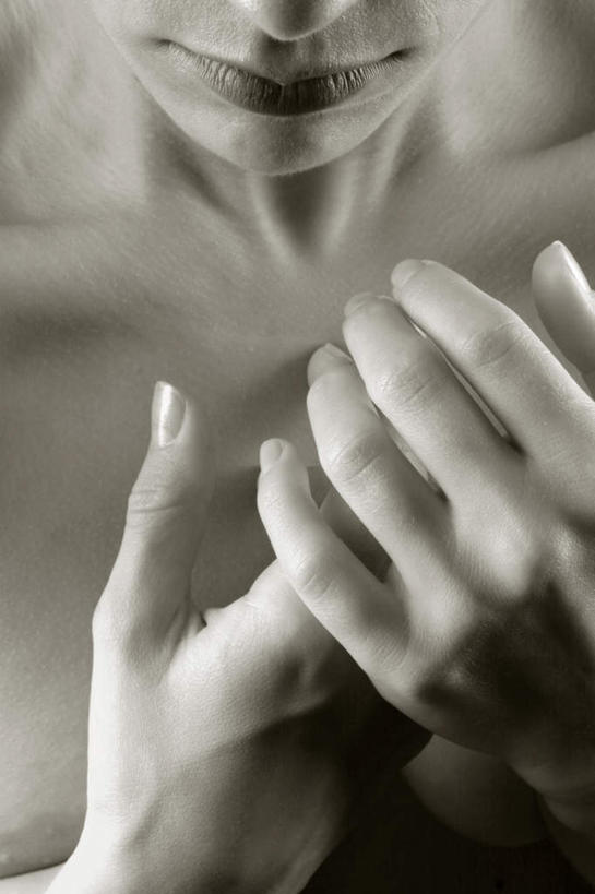 西方人,鼻子,嘴,手,一个人,双手交叉,竖图,室内,特写,白天,正面,欧洲,欧洲人,仅一个年轻女性,仅一个女性,仅一个人,朦胧,模糊,裸露,手部,担忧,暴露,忧虑,忧郁,柔和,袒露,担心,年轻女性,女人,女性,白种人,鼻,鼻孔,嘴巴,嘴唇,半身,彩图