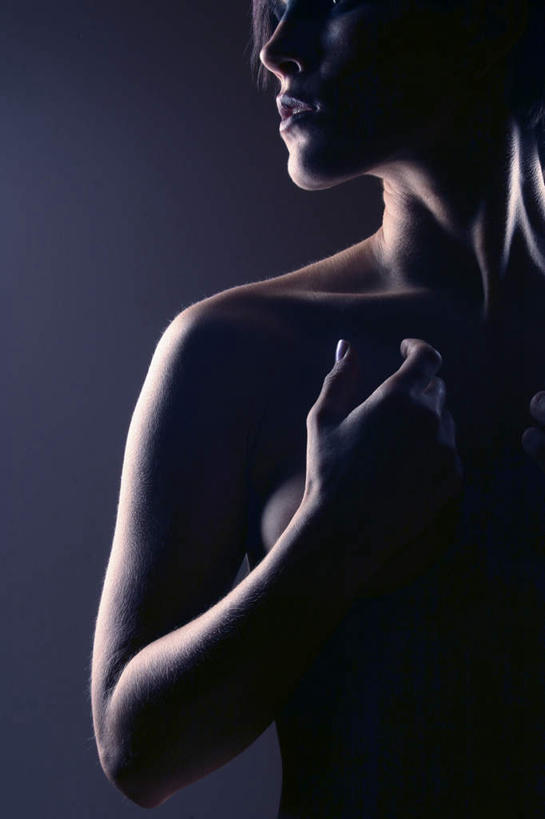 西方人,手,头发,一个人,摸,竖图,室内,白天,正面,性感,欧洲,欧洲人,仅一个年轻女性,仅一个女性,仅一个人,抚摸,蓝色背景,注视,裸露,观察,看,手部,诱惑,遮,遮掩,摄影,影棚,观看,单手,勾引,察看,掩盖,暴露,遮挡,关注,遮盖,掩饰,袒露,引诱,年轻女性,女人,女性,白种人,触摸,接触,半身,彩图,影棚拍摄,拍摄