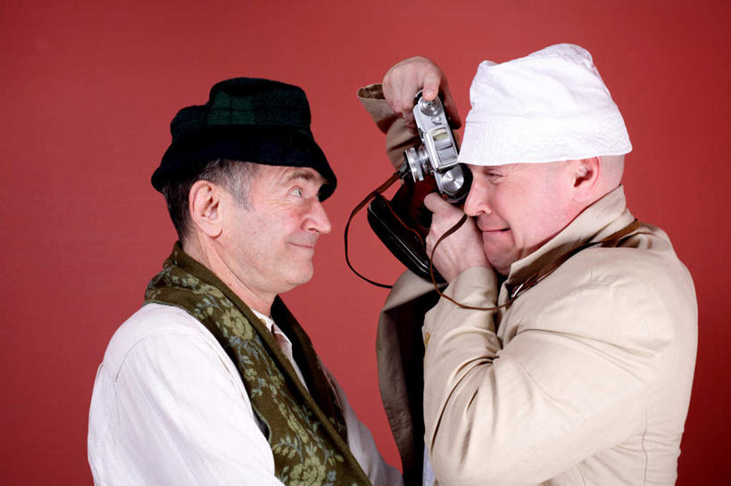 西方人,两个人,伙伴,朋友,站,横图,室内,白天,侧面,友谊,帽子,相机,欧洲,欧洲人,两顶,握,红色背景,服装,拿,拿着,注视,休闲装,相视,拍照,衣服,白色,黑色,数码相机,观察,看,站着,休闲,面对面,休闲服,握着,摄影,服饰,影棚,观看,对视,察看,关注,相对,相看,一部,友情,老年男性,男人,男性,白种人,照相机,站立,半身,彩图,影棚拍摄,拍摄,照相