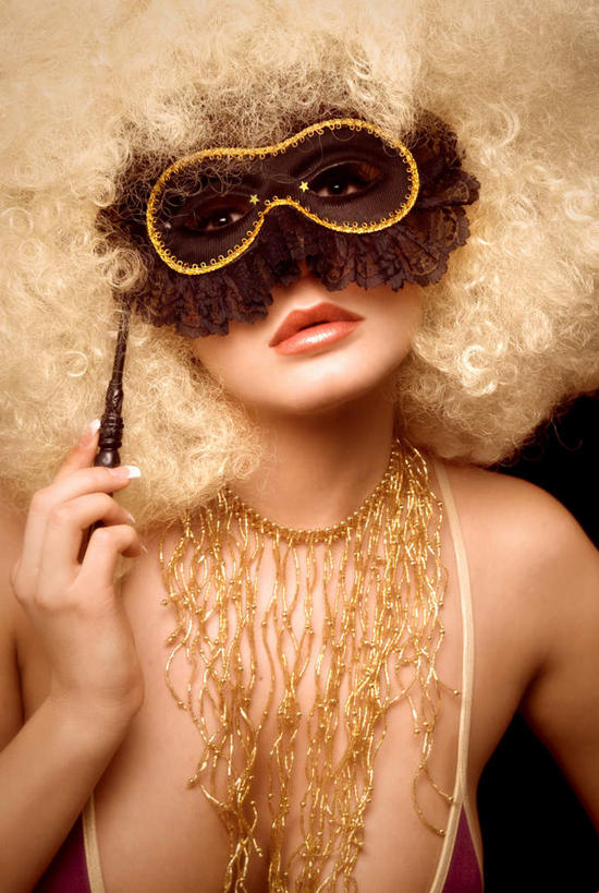 西方人,脸,头,眼睛,鼻子,嘴,脸颊,眉毛,睫毛,头发,一个人,模特,竖图,室内,白天,正面,性感,项链,欧洲,欧洲人,瞳孔,仅一个年轻女性,仅一个女性,仅一个人,一条,黑色背景,装饰,裸露,装饰品,一个,黄色,饰品,首饰,眼罩,美女,诱惑,遮,遮掩,眼部,摄影,影棚,单个,华丽,修饰,勾引,点缀,蓬松,掩盖,暴露,遮挡,遮盖,衬托,美观,雅致,雅观,掩饰,袒露,引诱,玉人,尤物,年轻女性,女人,女性,白种人,头部,鼻,睫,脸部,脸蛋,眉,面部,眼,眼睫毛,眼眉,嘴巴,嘴唇,模特儿,半身,彩图,影棚拍摄,拍摄,眼眉毛,美人