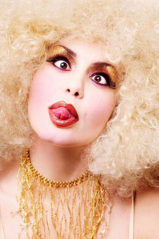 西方人,脸,头,眼睛,鼻子,嘴,脸颊,眉毛,睫毛,头发,一个人,模特,竖图,室内,白天,正面,性感,项链,欧洲,欧洲人,瞳孔,仅一个年轻女性,仅一个女性,仅一个人,一条,黑色背景,装饰,吐舌头,裸露,装饰品,黄色,饰品,首饰,伸舌头,鬼脸,吐舌,美女,诱惑,遮,遮掩,眼部,摄影,影棚,华丽,修饰,勾引,点缀,蓬松,掩盖,暴露,遮挡,遮盖,衬托,美观,雅致,雅观,掩饰,袒露,引诱,玉人,尤物,年轻女性,女人,女性,白种人,头部,鼻,睫,脸部,脸蛋,眉,面部,眼,眼睫毛,眼眉,嘴巴,嘴唇,模特儿,半身,彩图,影棚拍摄,拍摄,眼眉毛,美人