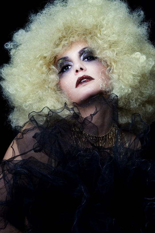 西方人,脸,头,眼睛,鼻子,嘴,脸颊,眉毛,睫毛,头发,一个人,模特,竖图,室内,白天,仰视,晚礼服,化妆,性感,欧洲,欧洲人,瞳孔,仅一个年轻女性,仅一个女性,仅一个人,黑色背景,裸露,黄色,黑色,美女,诱惑,眼部,摄影,影棚,勾引,蓬松,暴露,袒露,引诱,玉人,尤物,年轻女性,女人,女性,白种人,头部,鼻,睫,脸部,脸蛋,眉,面部,眼,眼睫毛,眼眉,嘴巴,嘴唇,模特儿,半身,彩图,低角度拍摄,影棚拍摄,晚宴服,舞会服,洋服,洋装,夜礼服,拍摄,眼眉毛,美人