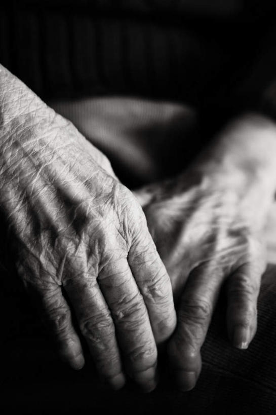 西方人,手,骨骼,皱纹,一个人,交叉,竖图,黑白,室内,白天,正面,欧洲,欧洲人,双手,仅一个女性,仅一个人,黑色背景,褶皱,骨头,手部,摄影,仅一个老年女性,影棚,皮肤,骨架,瘦弱,相交,交集,衰弱,消瘦,苍老,衰老,老年女性,女人,女性,白种人,半身,影棚拍摄,拍摄