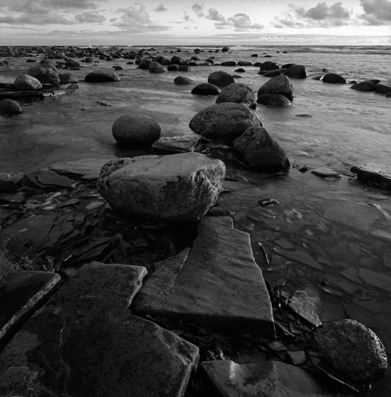 无人,竖图,俯视,黑白,室外,白天,旅游,度假,河流,石头,美景,水,石子,河水,景观,水流,云,云朵,云彩,娱乐,蓝色,白云,蓝天,天空,自然,天,享受,休闲,景色,放松,晴朗,散乱,自然风光,狼藉,石块,岩石,晴空,高角度拍摄