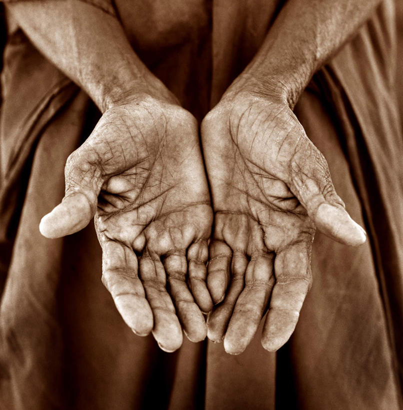 东方人,手,一个人,捧,竖图,俯视,室内,白天,亚洲,双手,仅一个人,节日,褶皱,黄种人,文化,祈祷,健康,手部,许愿,宗教,信仰,纪念,祈求,贫困,贫穷,困难,法衣,贫苦,穷苦,清苦,清贫,平安,亚洲人,端,端着,捧着,手捧,半身,彩图,高角度拍摄,僧衣