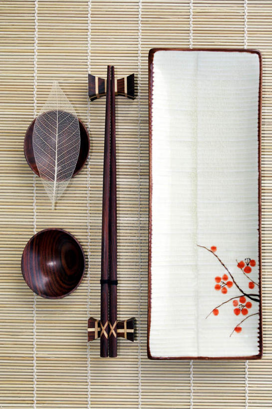 无人,竖图,俯视,室内,特写,白天,筷子,静物,餐具,叶子,一排,一双,整齐,盛开,木制,碟子,盘,图案,席子,竹席,绿叶,筷架,长方形,花蕾,筷枕,文化,传统,花,花瓣,花朵,鲜花,排列,一个,粉色,盘子,木制品,碟,碗,花苞,花蕊,两只,嫩叶,单个,礼节,筷子架,放置,搁置,安排,队列,礼仪,叶,叶片,进餐用具,彩图,高角度拍摄