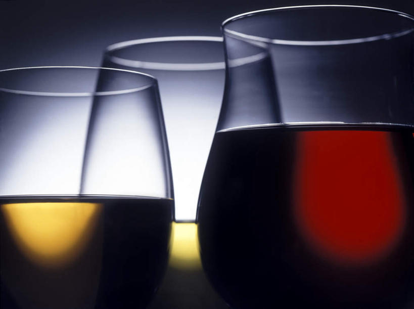 红酒,葡萄酒,无人,横图,室外,特写,白天,正面,旅游,度假,杯子,三只,高脚杯,红酒杯,白葡萄酒,酒类,娱乐,玻璃制品,酒,饮料,排列,黄色,红色,酒杯,享受,休闲,红葡萄酒,放松,摆列,口径,玻璃杯,彩图,布列,分列