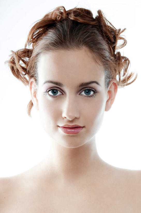 西方人,脸,头,脸颊,一个人,竖图,室内,白天,白色背景,正面,欧洲,欧洲人,仅一个年轻女性,仅一个女性,仅一个人,阴影,鲜艳,光线,影子,灯光,美丽,注视,漂亮,观察,看,美女,摄影,影棚,观看,察看,优美,关注,摩登,艳丽,斑斓,标致,瑰丽,娇艳,锦绣,娟秀,俊丽,奇丽,俏丽,时兴,秀丽,年轻女性,女人,女性,白种人,头部,脸部,脸蛋,面部,半身,彩图,影棚拍摄,拍摄