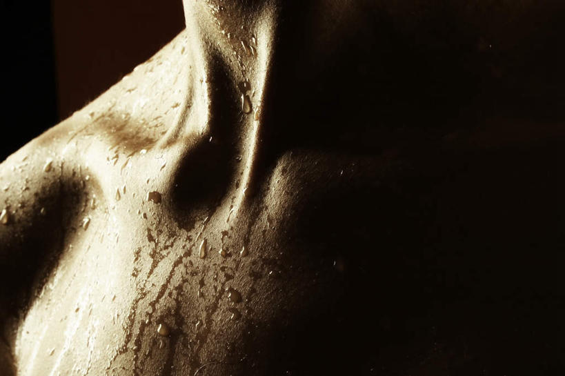 西方人,一个人,横图,室内,白天,正面,水,欧洲,欧洲人,仅一个年轻女性,仅一个女性,仅一个人,阴影,黑色背景,光线,液体,影子,水滴,灯光,身体,摄影,影棚,皮肤,年轻女性,女人,女性,白种人,半身,彩图,影棚拍摄,拍摄