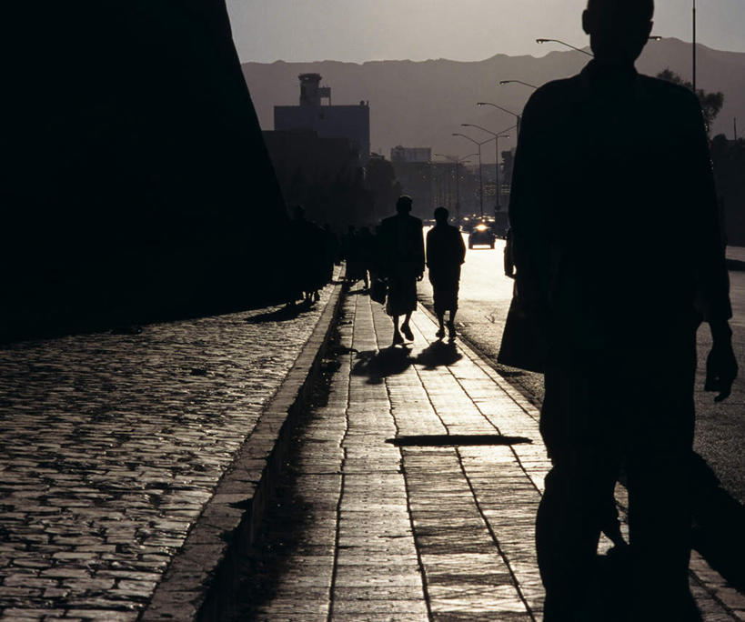 西方人,站,横图,室外,白天,山,山脉,路灯,照明,欧洲,也门,欧洲人,亚洲,瓷砖,地砖,山峰,灯光,地面,山峦,许多人,背光,灯,背面,天空,黄昏,群山,天,站着,一群人,照亮,照明设备,西亚,逆光,薄暮,也门共和国,男人,男性,年轻男性,年轻女性,女人,女性,白种人,站立,彩图,全身,傍晚