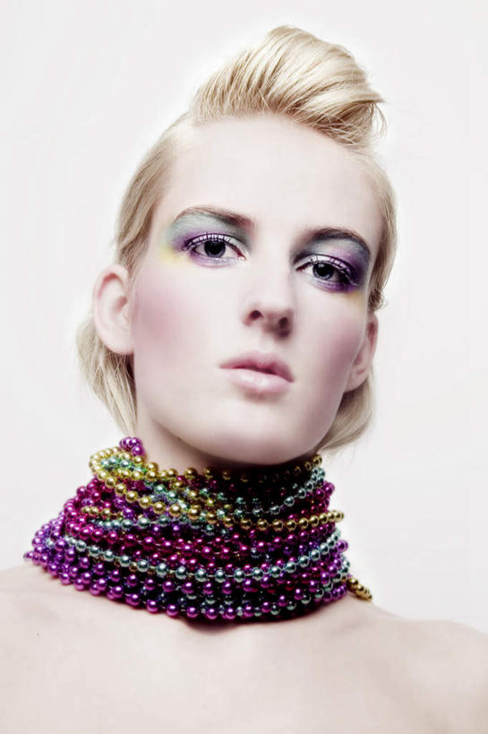 西方人,脸,头,脸颊,一个人,竖图,室内,白天,白色背景,正面,项链,欧洲,欧洲人,仅一个年轻女性,仅一个女性,仅一个人,装饰,鲜艳,美丽,漂亮,装饰品,饰品,首饰,摄影,影棚,华丽,修饰,点缀,优美,摩登,艳丽,衬托,美观,雅致,雅观,斑斓,标致,瑰丽,娇艳,锦绣,娟秀,俊丽,奇丽,俏丽,时兴,秀丽,年轻女性,女人,女性,白种人,头部,脸部,脸蛋,面部,半身,彩图,影棚拍摄,拍摄