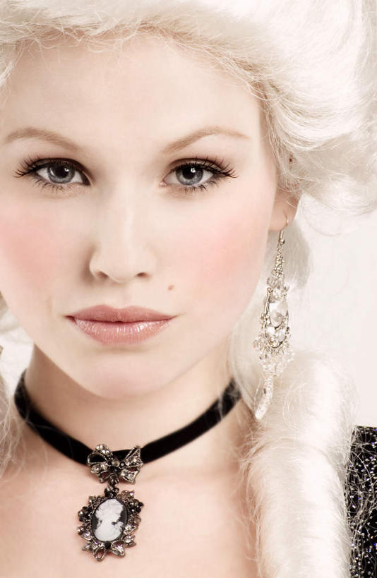 西方人,脸,头,脸颊,一个人,竖图,室内,白天,白色背景,正面,项链,欧洲,欧洲人,仅一个年轻女性,仅一个女性,仅一个人,装饰,鲜艳,美丽,漂亮,装饰品,饰品,首饰,摄影,影棚,华丽,修饰,点缀,优美,摩登,艳丽,衬托,美观,雅致,雅观,斑斓,标致,瑰丽,娇艳,锦绣,娟秀,俊丽,奇丽,俏丽,时兴,秀丽,年轻女性,女人,女性,白种人,头部,脸部,脸蛋,面部,半身,彩图,影棚拍摄,拍摄