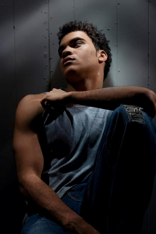 西方人,健壮,一个人,坐,竖图,室内,白天,仰视,欧洲,欧洲人,仅一个男性,仅一个人,阴影,服装,光线,影子,墙,灯光,依偎,休闲装,墙壁,墙面,仅一个年轻男性,衣服,靠,靠着,倚靠,休闲,休闲服,服饰,倚着,强健,结实,依附,依赖,投靠,男人,男性,年轻男性,白种人,坐着,半身,彩图,低角度拍摄