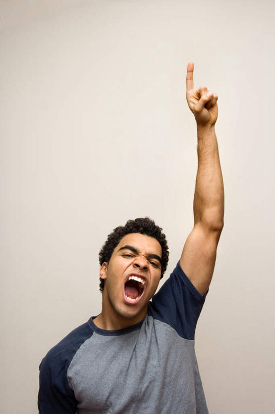 西方人,一个人,站,举,竖图,室内,白天,白色背景,正面,欧洲,欧洲人,仅一个男性,仅一个人,咆哮,服装,休闲装,仅一个年轻男性,衣服,托,站着,张嘴,休闲,休闲服,摄影,服饰,影棚,张大嘴巴,怒吼,呼啸,狂嗥,男人,男性,年轻男性,白种人,张开嘴,举起,举手,举着,向上举,向上伸,向上托,站立,半身,彩图,影棚拍摄,拍摄