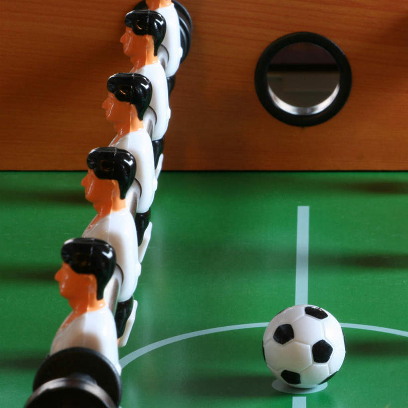 无人,方图,俯视,室内,白天,锻炼,游戏,运动,足球,阴影,反射,影子,斑点,足球装备,弧形,玩,娱乐,运动器械,一个,白色,黑色,休闲,健身器械,单个,活动,弧线,发泄,消遣,智力,健身器材,桌式足球,桌上足球,宣泄,蹴鞠,体育,足球运动,玩耍,嬉戏,彩图,高角度拍摄,健身,运动器材