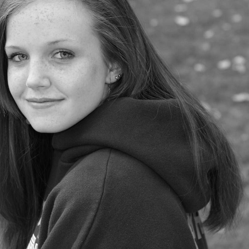 西方人,一个人,笑,微笑,方图,俯视,黑白,室外,白天,欧洲,欧洲人,仅一个年轻女性,仅一个女性,仅一个人,服装,朦胧,模糊,装饰,飘扬,扭头,注视,休闲装,耳钉,衣服,观察,看,转头,休闲,休闲服,服饰,观看,华丽,修饰,点缀,察看,关注,帽衫,衬托,美观,雅致,雅观,浮荡,飘拂,漂荡,飘零,年轻女性,女人,女性,白种人,长发,半身,高角度拍摄,飘荡