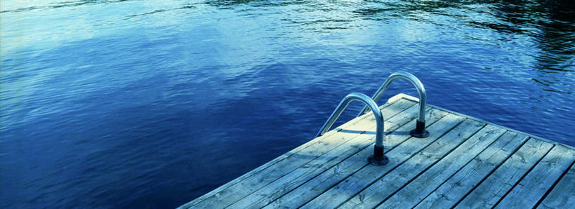 无人,栏杆,横图,俯视,室外,白天,旅游,度假,河流,水,金属制品,阴影,波纹,光线,金属,扶手,木板,影子,河水,水流,桥,木桥,娱乐,护栏,栈桥,水纹,阳光,波浪,享受,休闲,放松,人行桥,木板桥,彩图,高角度拍摄